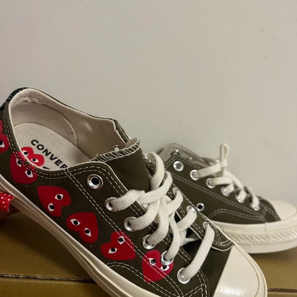 Converse low top sneakers olive green with red heart graphics